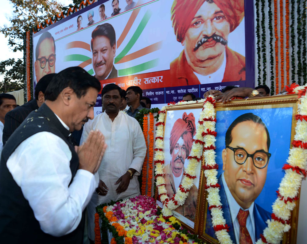 CHIEF MINISTER PRITHVIRAJ CHAVAN FELICITATED AT NAGPUR BY EX.MIN.& MLA CHANDRAKANT HANDORE.