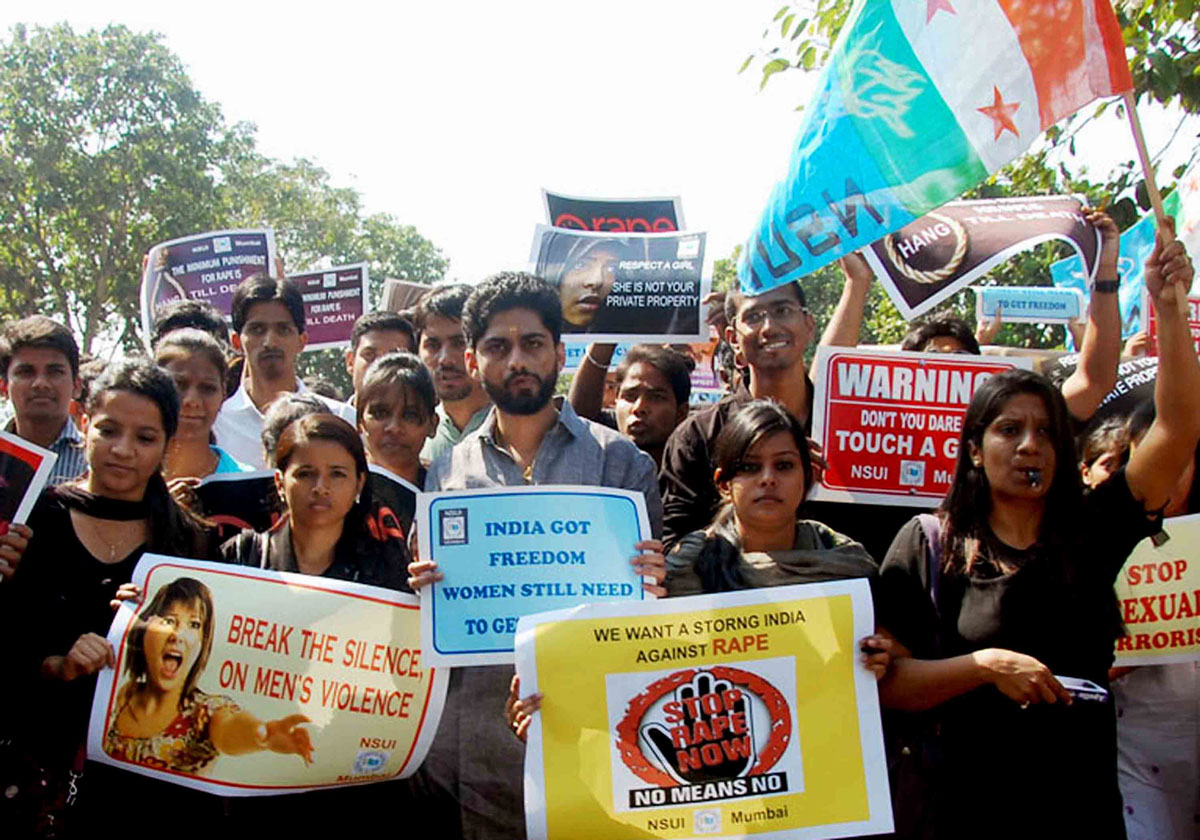 MUMBAI NSUI PRESIDENT SURAJ SINGH THAKUR ORG.A PEACEFULL RALLY AS A PROTEST AGAINST GANG RAPE AT NARIMAN POINT.