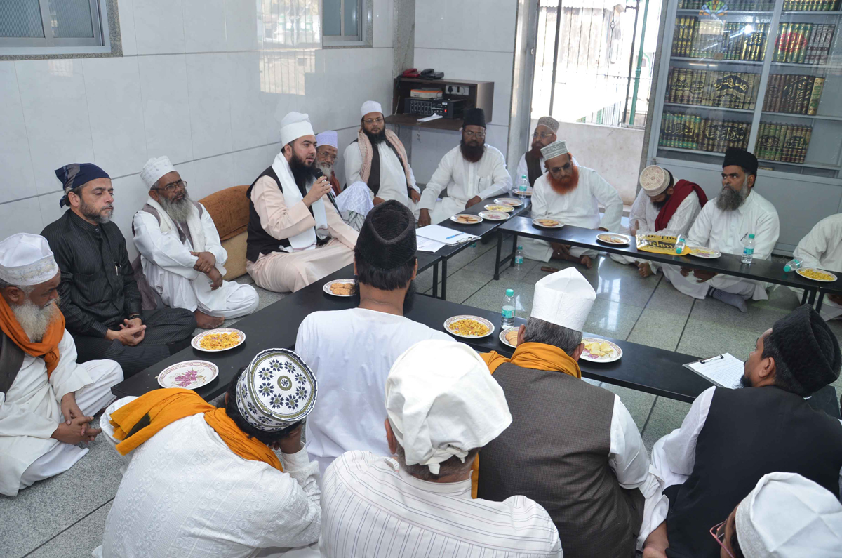 MOULANA MOIN MIYA MEETING WITH MUMBAI ULEMA'S BEEFOR EID-E-MILADUNNABI (R.A.W) AT CHHOTA SONAPUR.