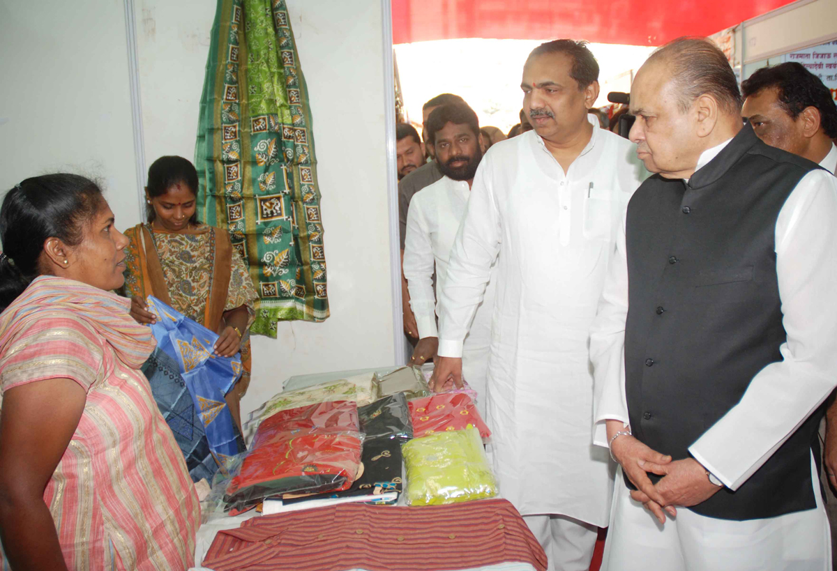 GOVERNOR K.SANKAR NARAYANAN INUAGURATES MAHALAXMI SARAS 2013 EXHIBHITION AT BANDRA RECLAMATION.