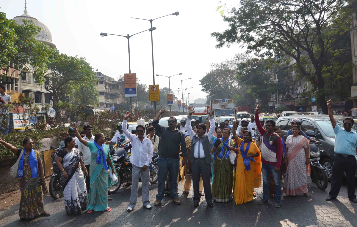 RPI PROTEST AGAINST MACHINDRA CHATE (CHIEF CHATE COACHING CLASS) AT DADAR MUMBAI.