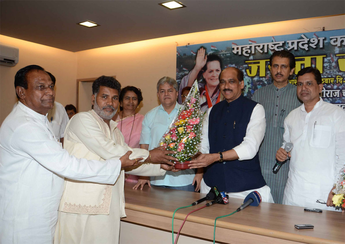 ST & NT (Bhatkya Vimukt) LEADERS MACHINDRA BHOSALE WITH HIS SUPPORTERS SHOWED THEIR INTEREST TO WORK WITH CONGRESS PARTY IN PRESENCE OF MPCC PRESIDENT MANIKRAO THAKARE AT GANDHI BHAVAN.