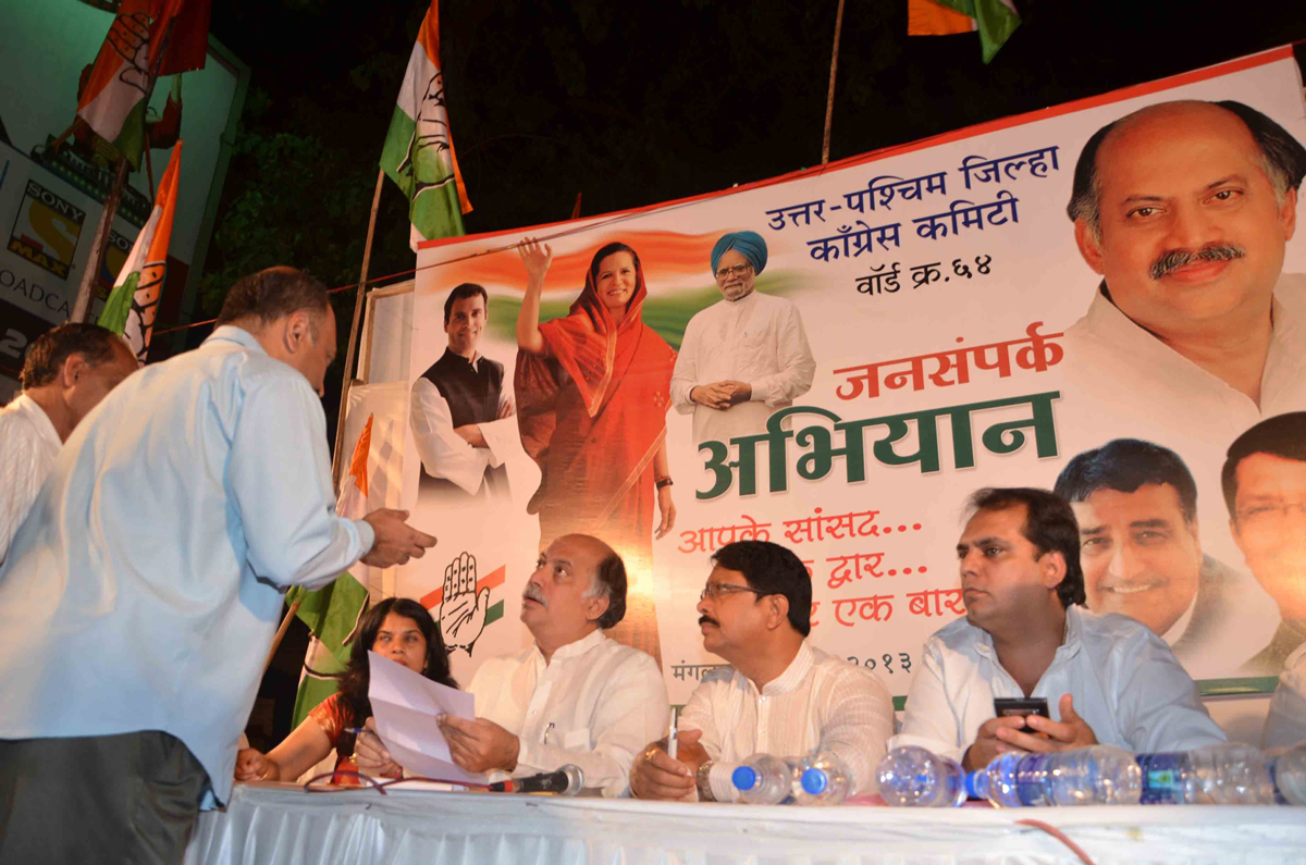 M.P.& EX UNIUON MINISTER GURUDAS KAMAT JANSAMPARK ABHIYAAN AT JUHU.