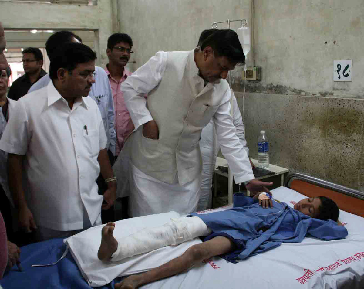 CHIEF MINISTER PRITHVIRAJ CHAVAN,DY.CHIEF MINISTER AJIT PAWAR & HOME MINISTER R.R.PATIL VISITED KALWA HOSPITAL TO SEE THE PEOPLE INJURED IN ACCIDENT.