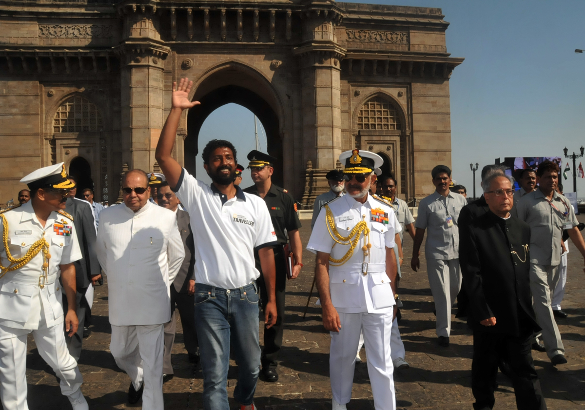 PRESIDENT OF INDIA PRANAB MUKHERJEE & GOVERNOR K.SANKARNARAYANAN AT GATEWAY OF INDIA WELCOMOING Lt.Cdr.ABHILASH TOMY .