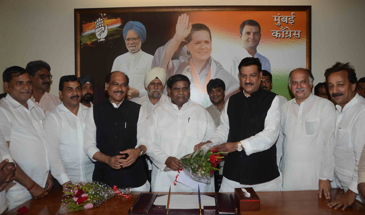 NEWLY APPOINTED MUMBAI CONGRESS PRESIDENT PROF. JANARDAN CHANDURKAR TOOK CHARGE OF MUMBAI CONGRESS.