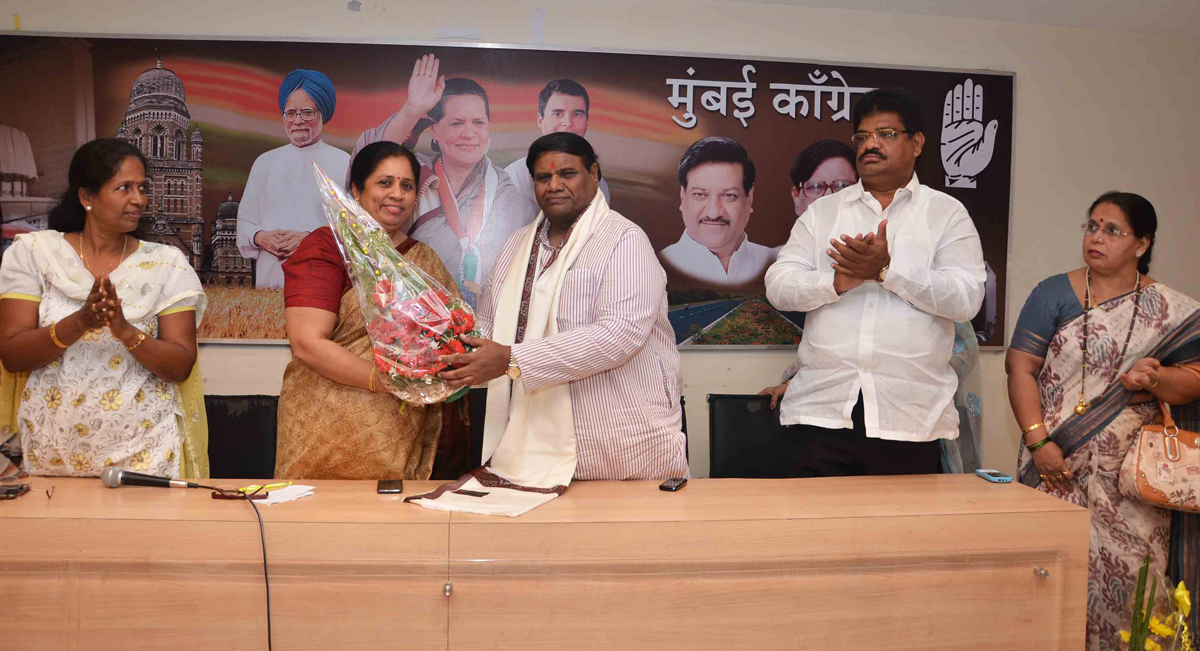 MUMBAI CONGRESS PRESIDENT PROF.JANARDAN CHANDURKAR IN MUMBAI MAHILA CONGRESS MEETING AT MRCC RAJIV GANDHI BHAVAN.