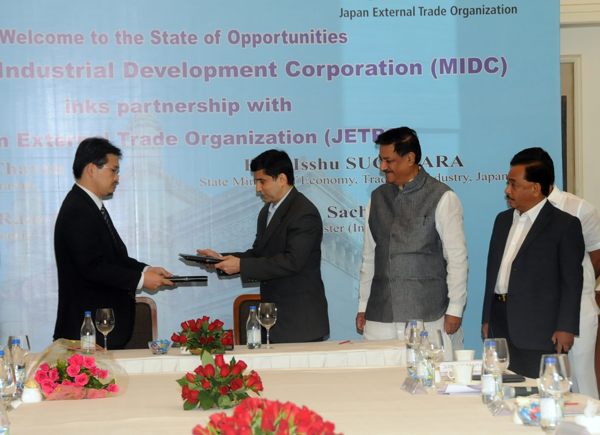 CHIEF MINSITER PRITHVIRAJ CHAVAN, STATE MINISTER OF ECONOMIC AND INDUSTRY GOVT. OF JAPAN MR.ISSHU SUGUWARE & MINISTER OF INDUSTRIES NARAYANRAO RANE AT HOTEL TRIDENT MUMBAI.