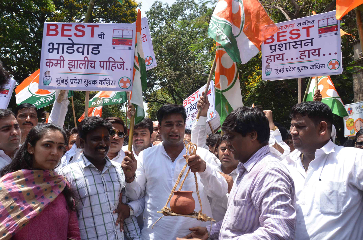 MUMBAI YOUTH CONGRESS PROTEST AGAINST BEST FARE & ELECTRICITY BILL RATE HIKES AT AZAD MAIDAN.