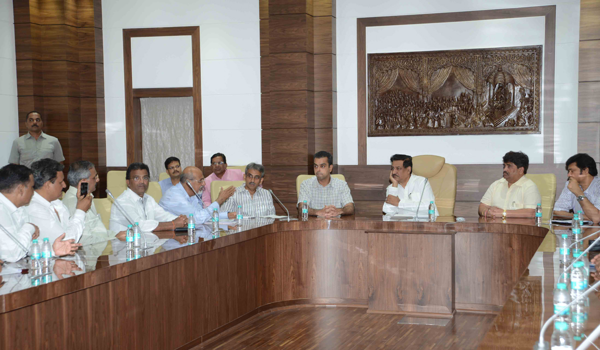 UNION MINISTER OF STATE MILIND DEORA LED A DELEGATION OF TRADERS AGAINST LBT TO MEET CHIEF MINISTER PRITHVIRAJ CHAVAN AT VARSHA BUNGLOW.