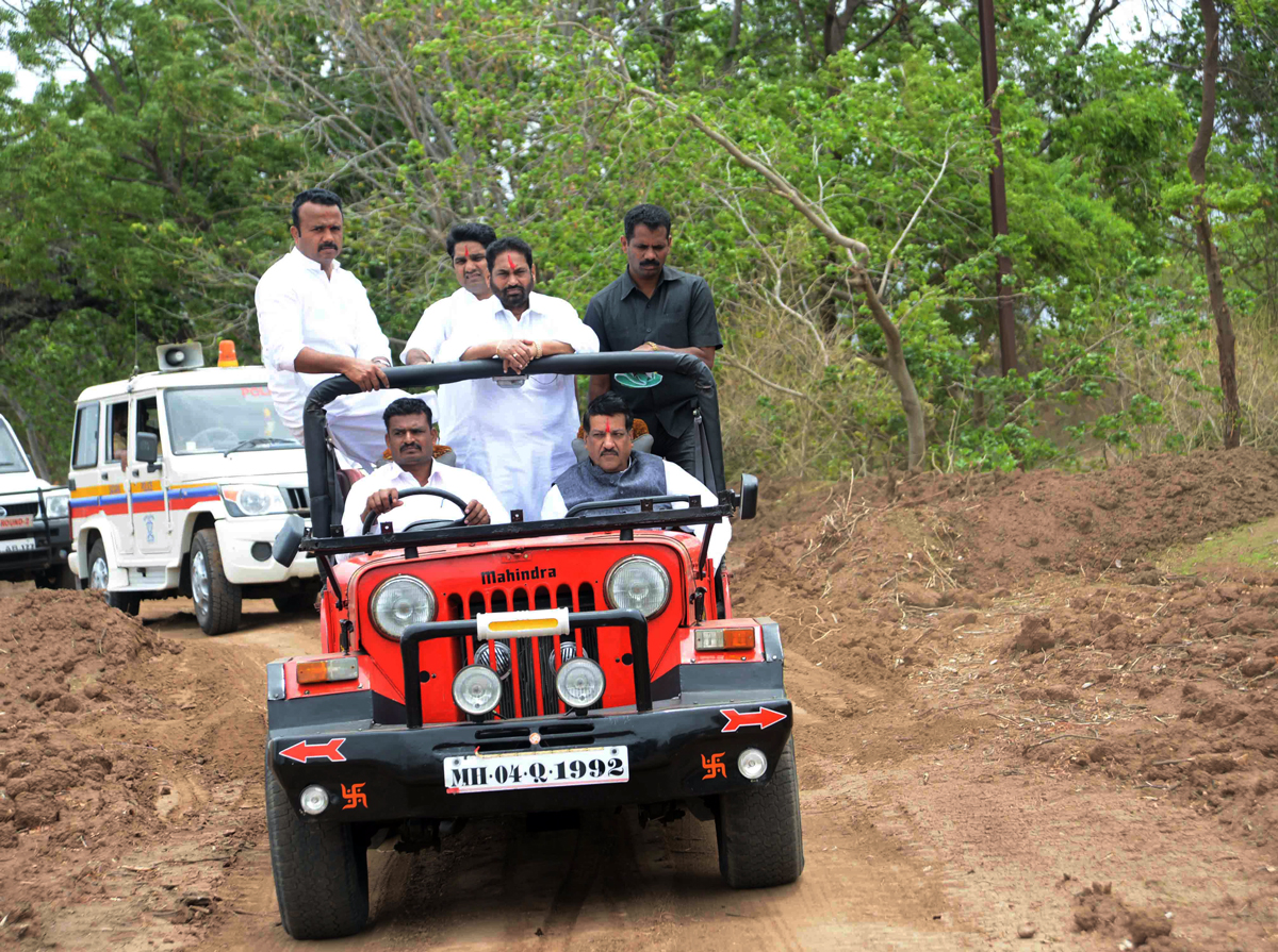 CHIEF MINISTER PRITHVIRAJ CHAVAN & MINISTER DR.NITIN RAUT LAUNCHED RAIN WATER HARVESTING AT SATARA GONDAWALE MAAN TALUKA.