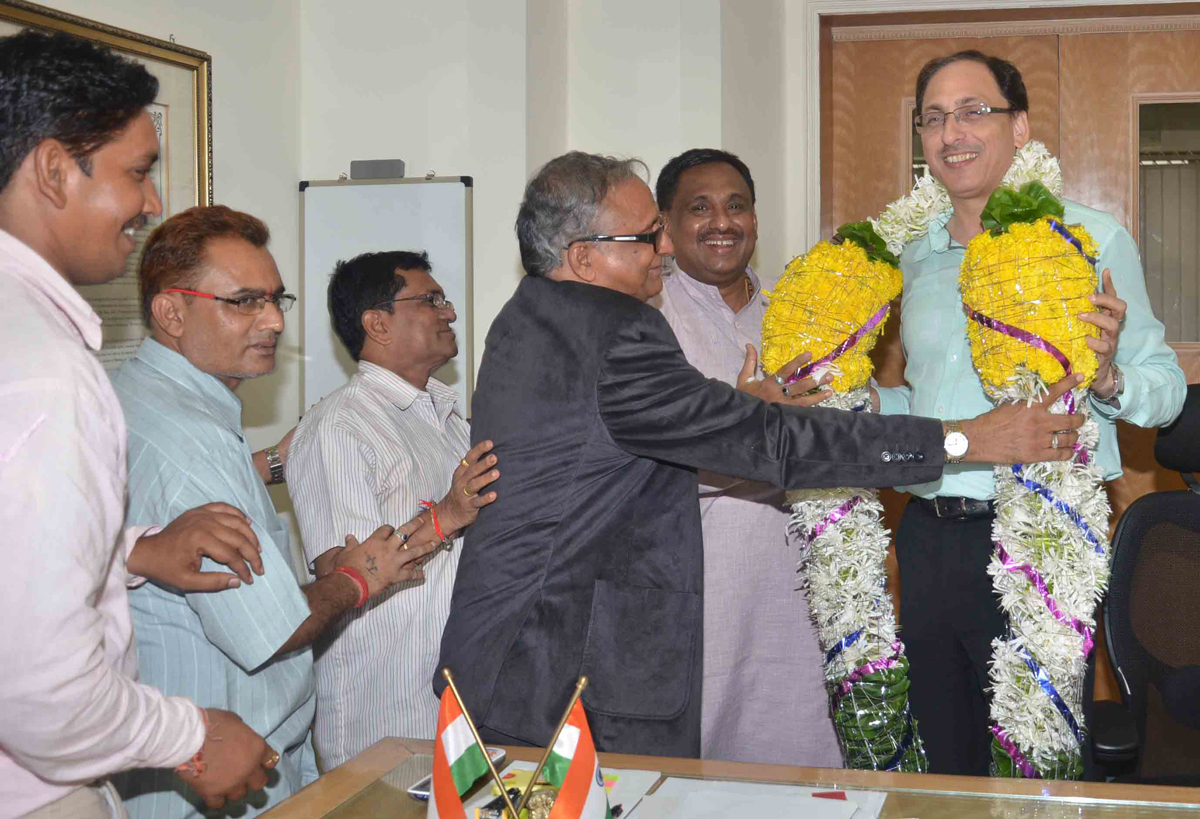 BMC WORKER LEADER MAHENDRA SALVI & PRAKASH SAKPAL THANKING BMC COMMISSIONER SITARAM KUNTE AT BMC HEAD OFFICE.
