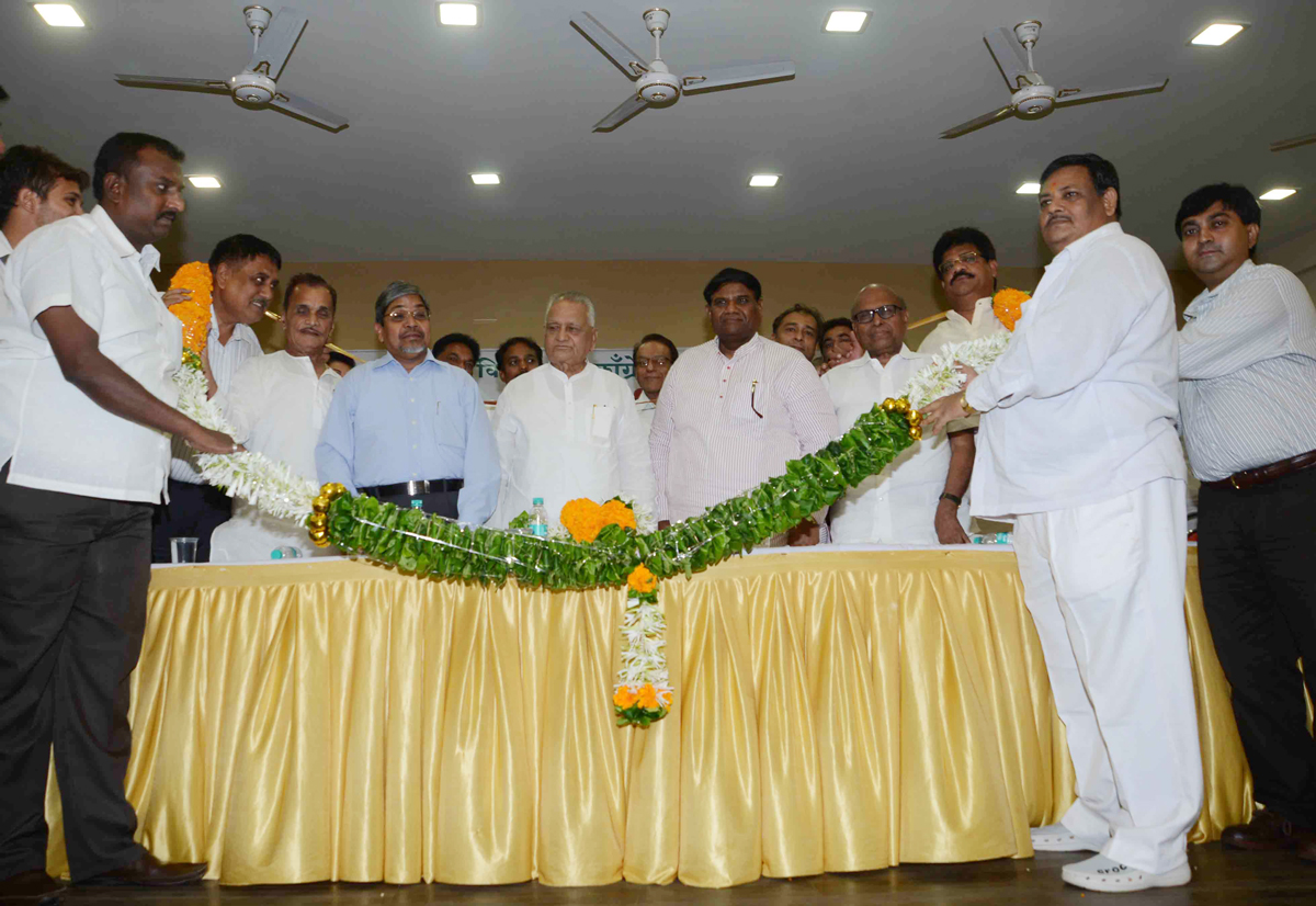 VIDHAN PARISHAD SABHAPATI SHIVAJIRAO DESHMUKH & MUMBAI CONGRESS PRESIDENT PROF. JANARDAN CHANDURKAR IN "KARYKARTA SHIBIR" AT DADAR TILAK BHAVAN.