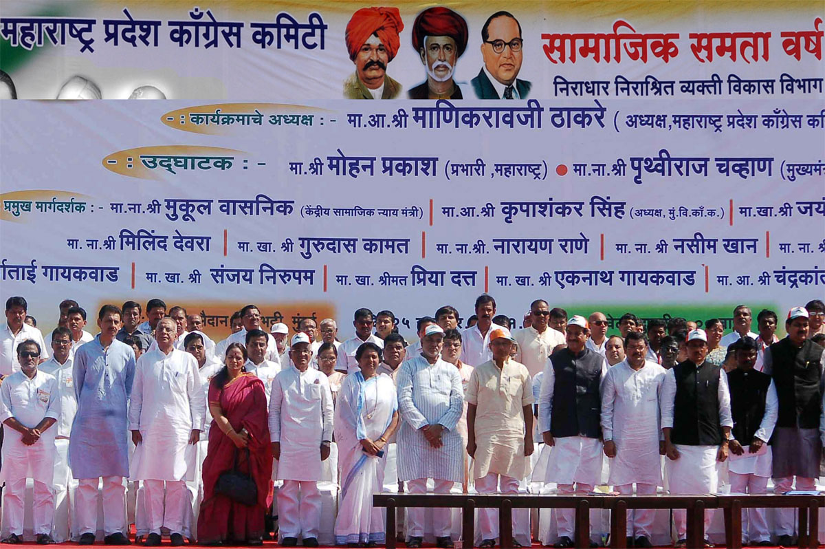 CHIEF MINISTER PRITHVIRAJ CHAVAN ,MPCC OBSERVER MOHAN PRAKASH ,MRCC PRESIDENT KRIPASHANKAR SINGH AT CHUNA BHATTI DURBAL GHATAK MELAVA.