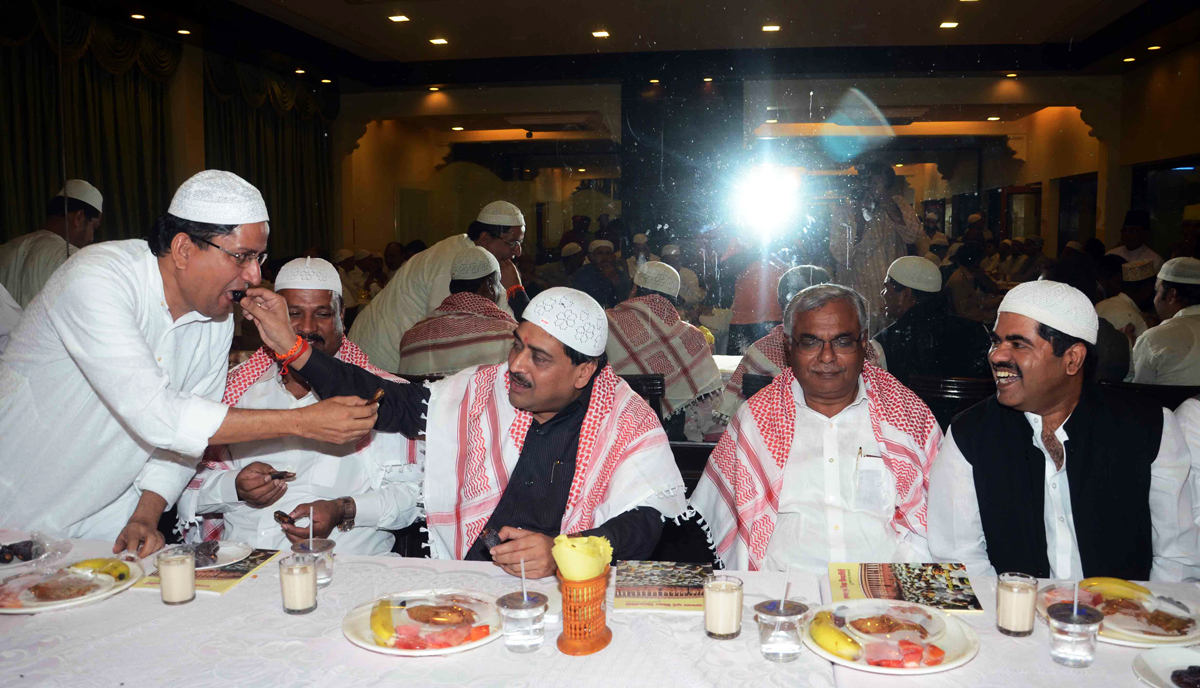 EX.CHIEF MINISTER ASHOK CHAVAN IN RAMZAN ROZA-E-IFTAR PARTY AT ISLAM GYMKHANA