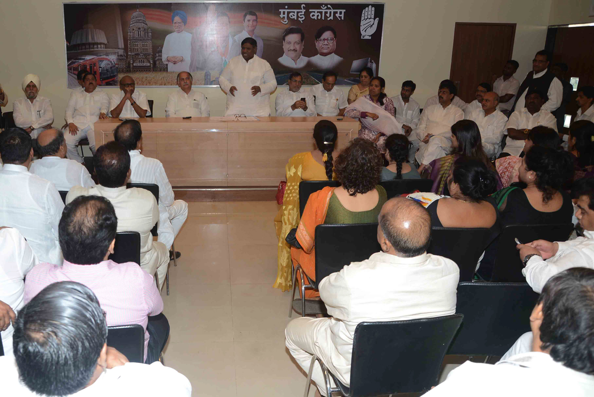 MUMBAI CONGRESS PRESIDENT PROF.JANARDAN CHANDURKAR & AICC GEN.SEC.& M.P. GURUDAS KAMAT IN EXECUTIVE MEETING AT RAJIV GANDHI BHAVAN AZAD MAIDAN.