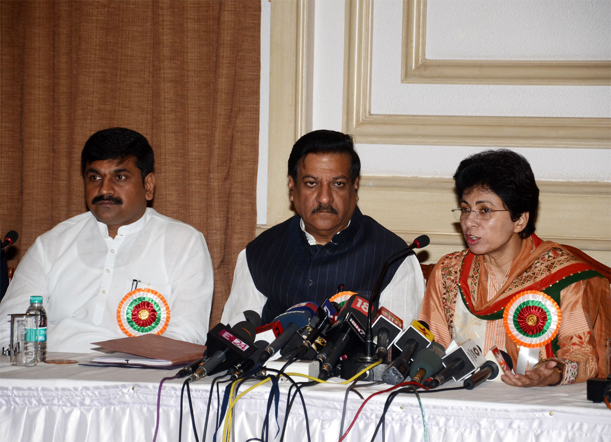 UNION MINISTER MS.SELJA AND MAHARASHTRA CHIEF MINISTER PRITHVIRAJ CHAVAN DURING  PRESS CONFERENCE AT SAHYADRI GUEST HOUSE.