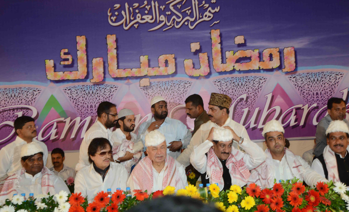 CHIEF MINISTER PRITHVIRAJ CHAVAN, HOME MINISTER SUSHILKUMAR SHINDE & UNION MINISTER MILIND DEORA IN RAMZAN ROZA-E-IFTAR PARTY AT HAJ HOUSE CST.