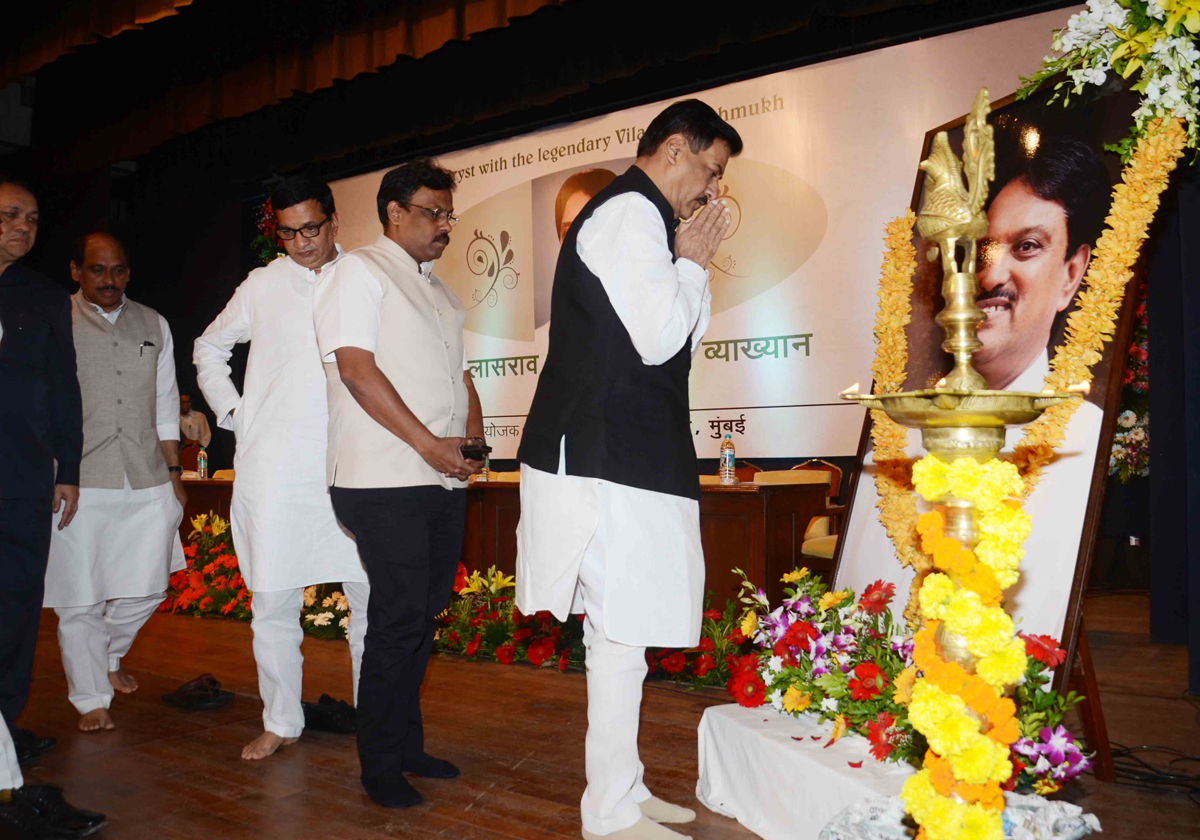 TRIBUTE TO LATE EX.CHIEF MINISTER & EX UNION MINISTER VILASRAO DESHMUKH ON HIS 1ST DEATH  ANNIVESARY BY ALL PARTY LEADERS AT Y.B.CHAVAN CENTER IN MUMBAI.