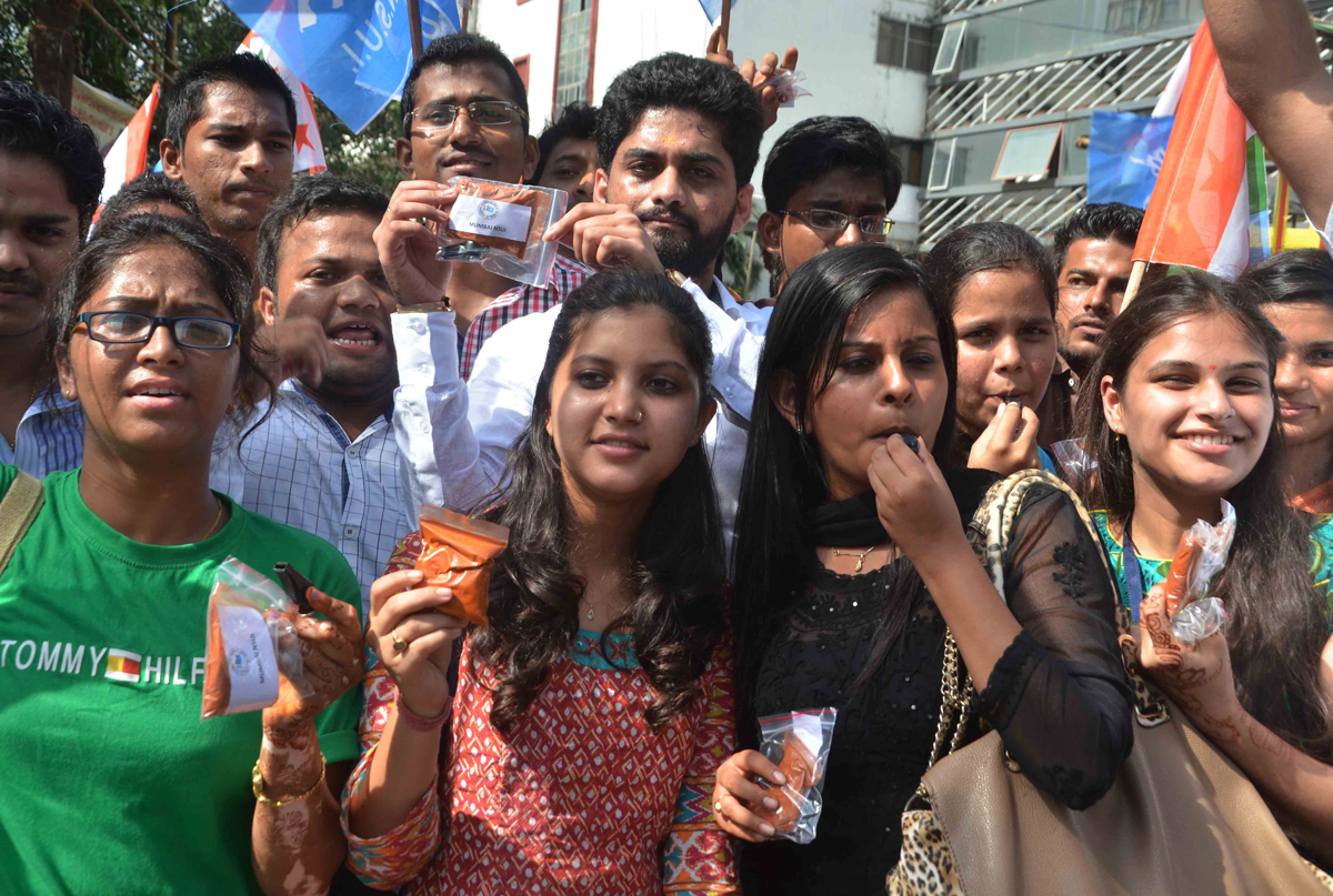 MUMBAI NSUI PRESIDENT SURAJ SINGH THAKUR & TEAM ARRANGED A PROGRAMME TO SUPPORT GIRLS STUDENT'S AT SYDENHAM COLLEGE.