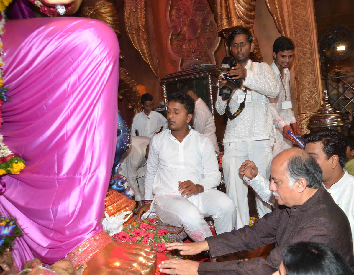 AICC GENERAL SECRETARY & MP. GURUDAS KAMAT FOR LALBAUGHCHA RAJA DARSHAN.