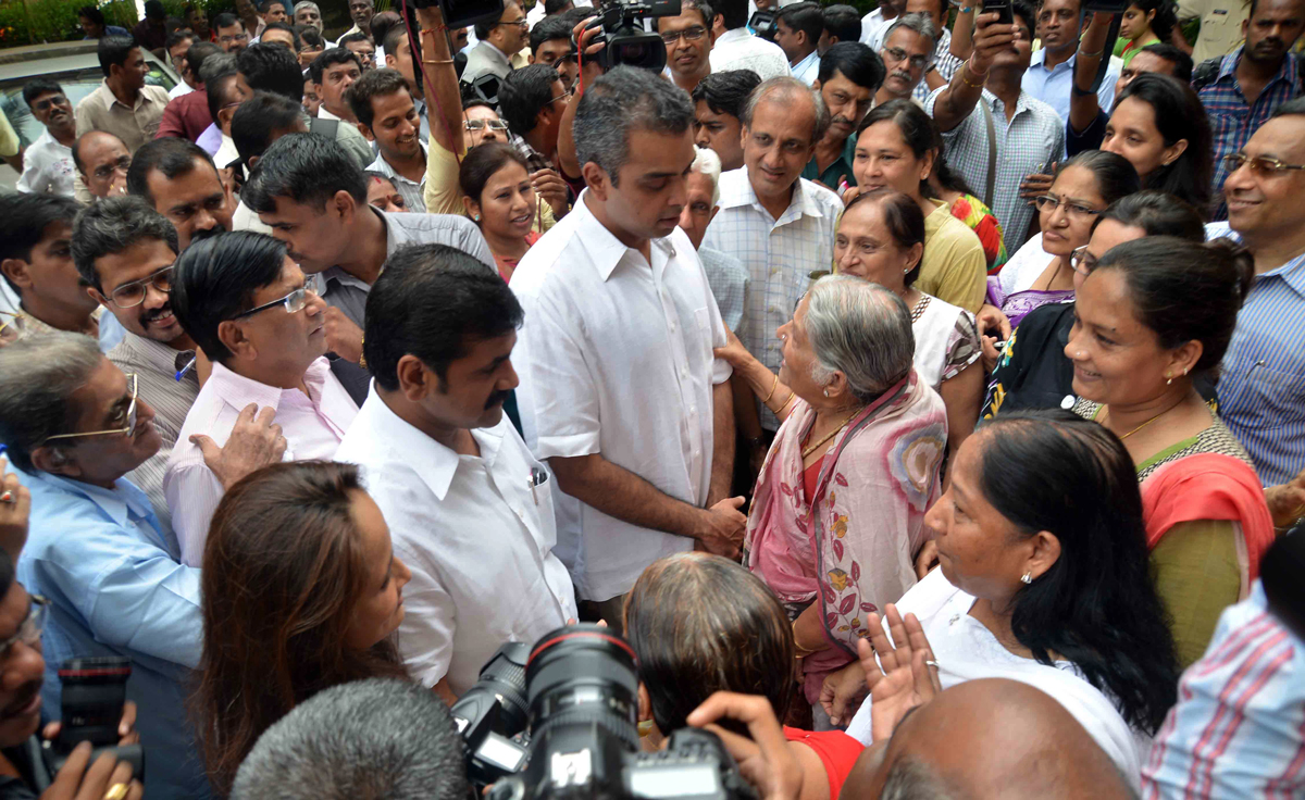 "SAVE CAMPA COLA COMPOUND" INTERACTIVE VISIT OF UNION MINISTER & MP.MILND DEORA ACCOMPAINED BY MINISTER SACHIN AHIR.