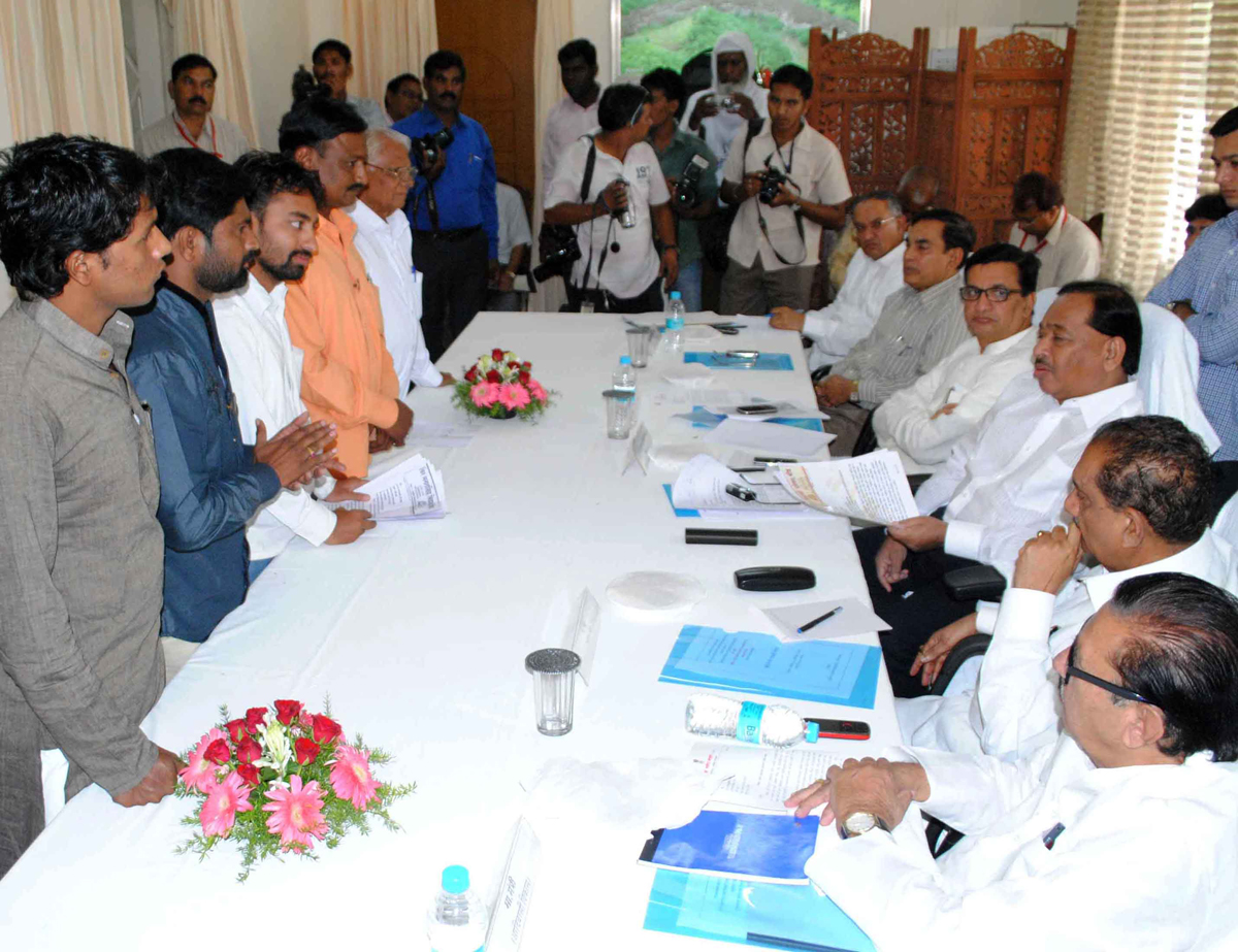 MINISTER NARAYANRAO RANE DURING MARATHA AARAKSHAN SAMITI MEETING AT AURANGABAD.