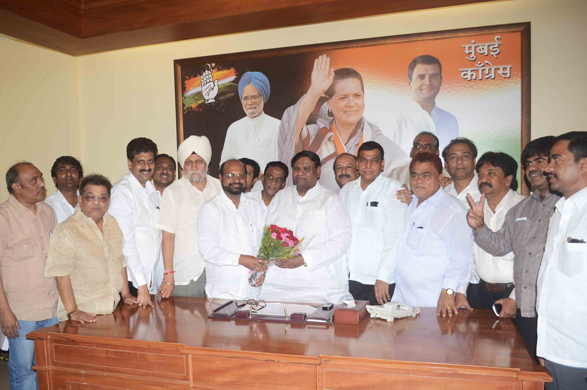 NEWLY APPOINTED BMC OPPOSITION LEADER DEVENDRA (BALA) AMBERKAR MEETS MUMBAI CONGRESS PRESIDENT PROF.JANARDAN CHANDURKAR AT RAJIV GANDHI BHAVAN CST.