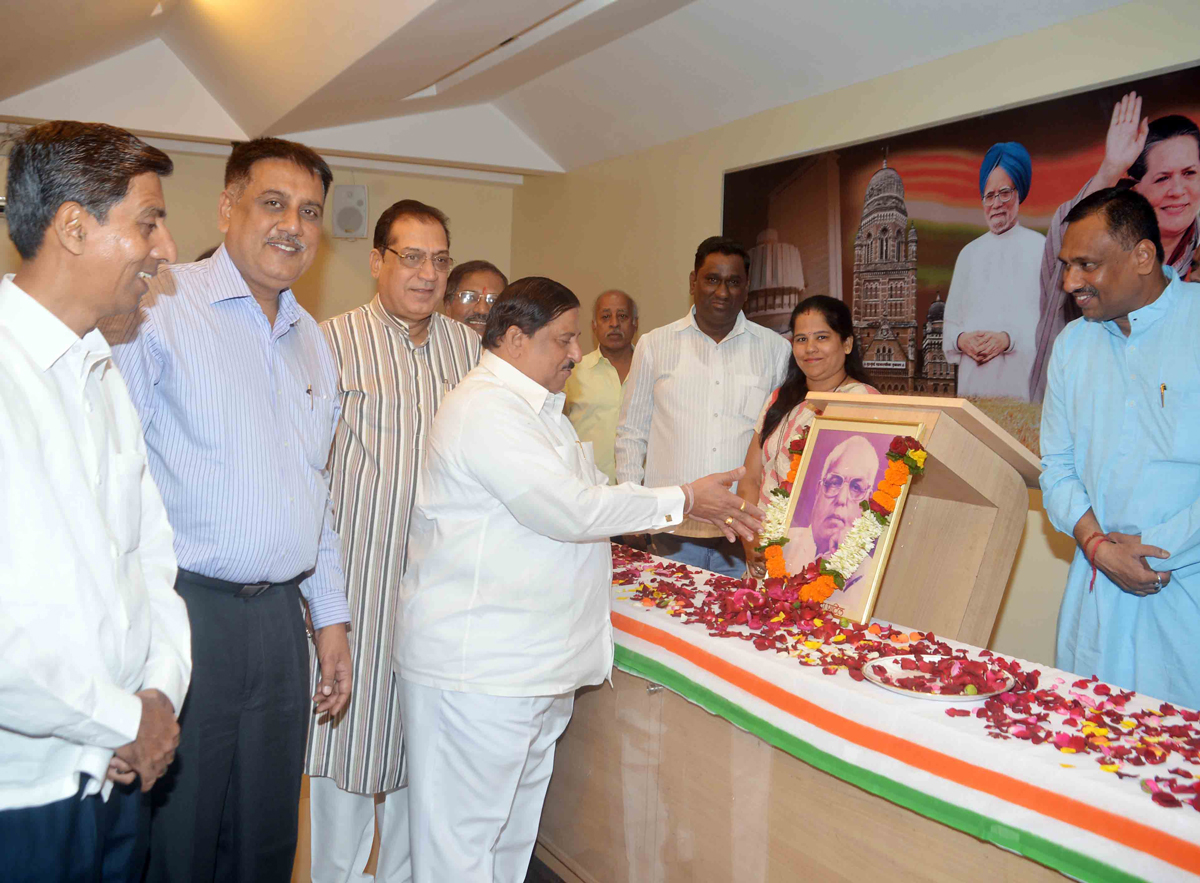 MUMBAI CONGRESS PAYING TRIBUTE TO THE LATE.EX.CHIEF MINISTER VASANT DADA PATIL AT MRCC RAJIV GANDHI BHAVAN.