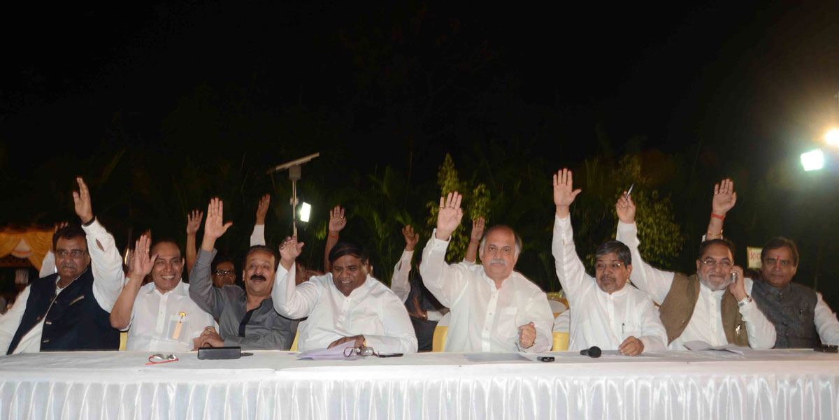 Mumbai Congress President Prof.Janardan Chandurkar & AICC Gen.Sec.& MP.Gurudas Kamat during executive meeting at Andheri D.N.Nagar.