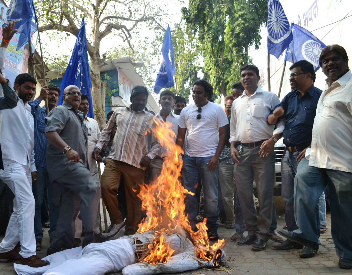 RPI Workers Burn Effigy & Protest Against Chief Minister Prithviraj Chavan At Azad Maidan.