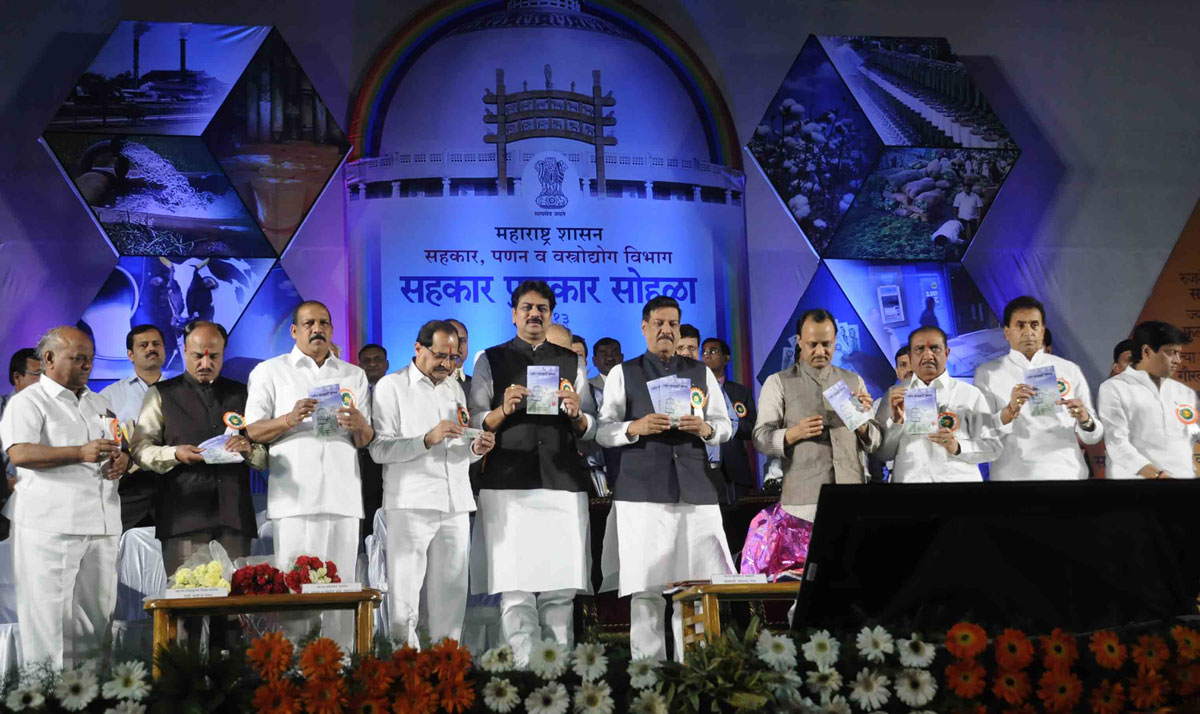 Chief Minister Prithviraj Chavan & Dy.Chief Minister Ajit Pawar During Co-operative Awards Function at Nagpur.