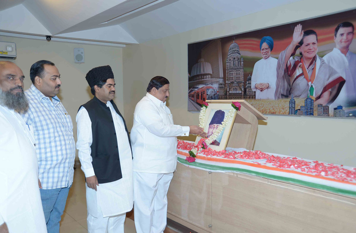 Mumbai Congress Paying Tribute To Late Maulana Abul Kamal Azad On His Death Anniversary.