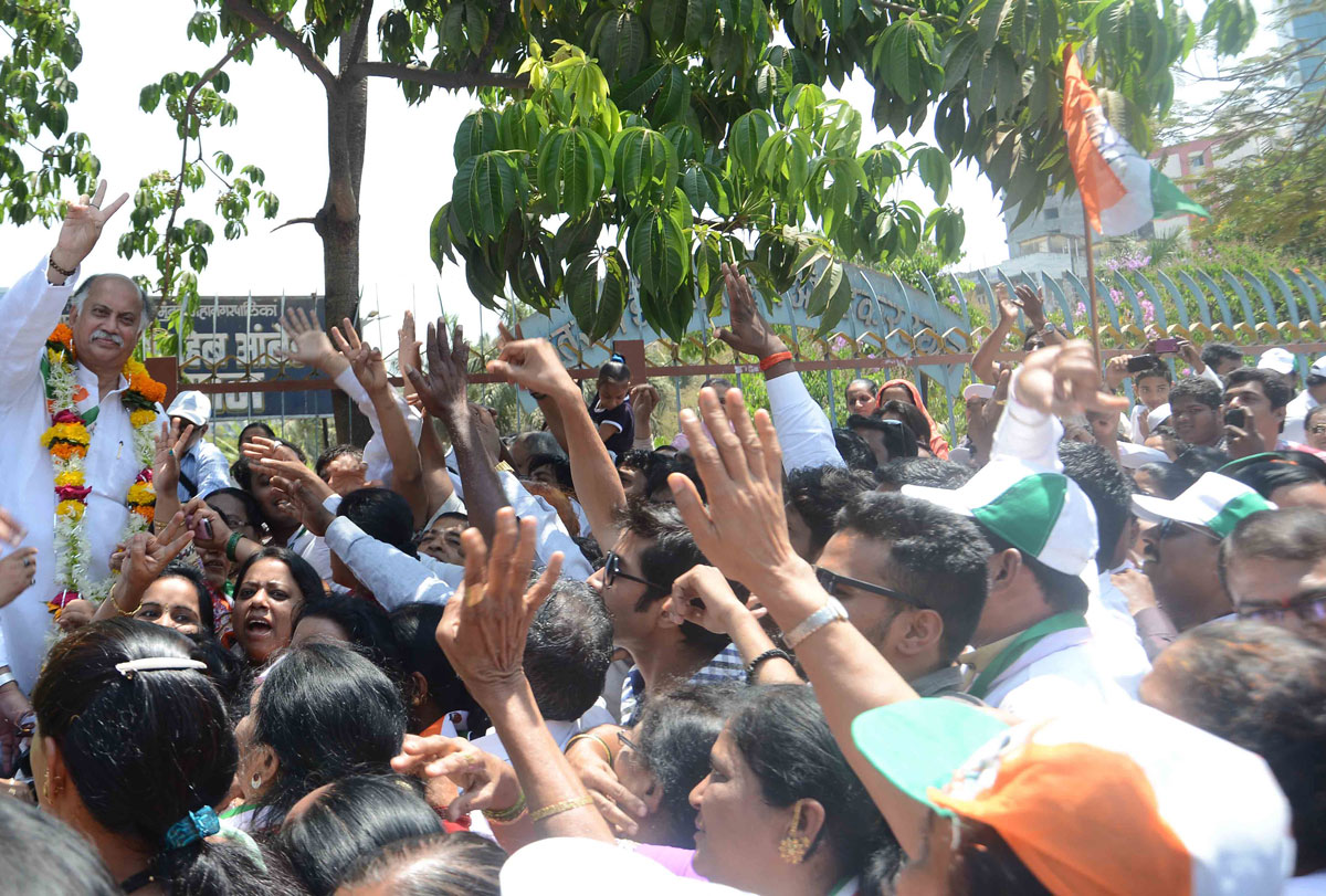 Congress/NCP/PRP (Kawade)/ Republican Party of India (Democratic) Alliance MP.Candidate Gurudas Kamat Filed his Nomination Form at Bandra Dist.Administrative Collector Office.