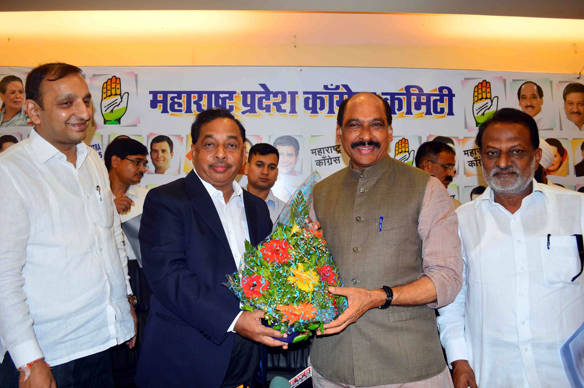 Minister Narayanrao Rane Giving Birthday Wishes to MPCC President Manikrao Thakre at Gandhi Bhavan.