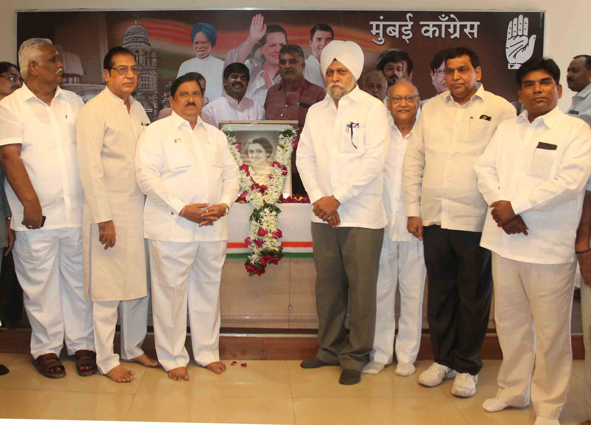 Mumbai Congess Leader's Paying Tribute to Ex.Prime Minister Late.Smt.Indira Gandhi On her Birth Anniversary.