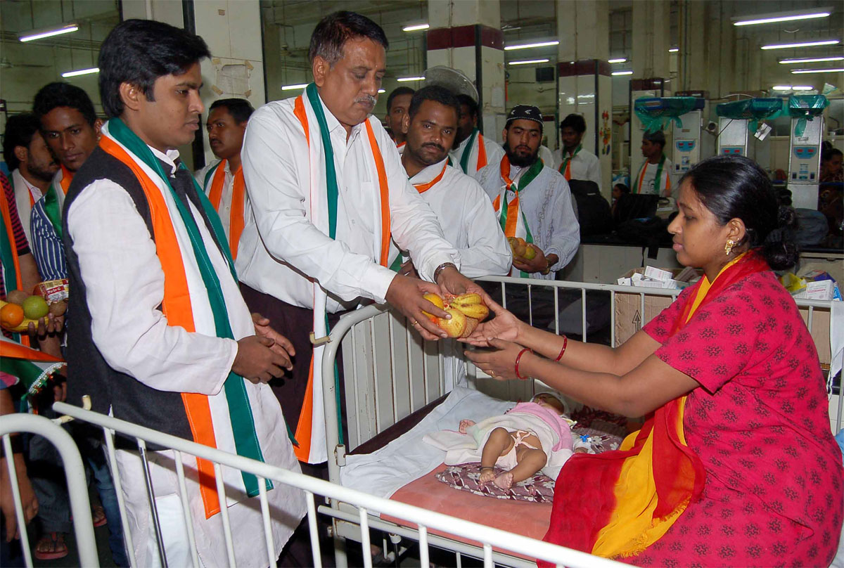 CONGRESS PRESIDENT SONIA GANDHI BIRTHDAY CELEBRATED BY SOUTH CENTRAL MUMBAI YOUTH CONGRESS "FRUIT DISTRIBUTION"  AT K.E.M.HOSPITAL.