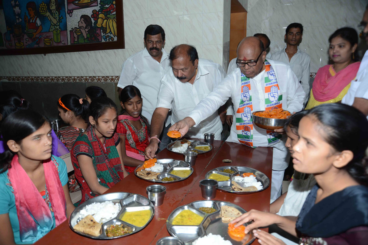 Senior Congress Leader & Ex.MP.Eknathrao Gaikwad Celebrated New Year & his Birthday with Blind School Girl Children's at Dadar.
