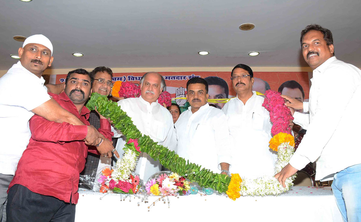 MRCC President Sanjay Nirupam & AICC Gen.Secretary Gurudas Kamat During Block No 46/47 Congress Worker's Meeting at Andheri.