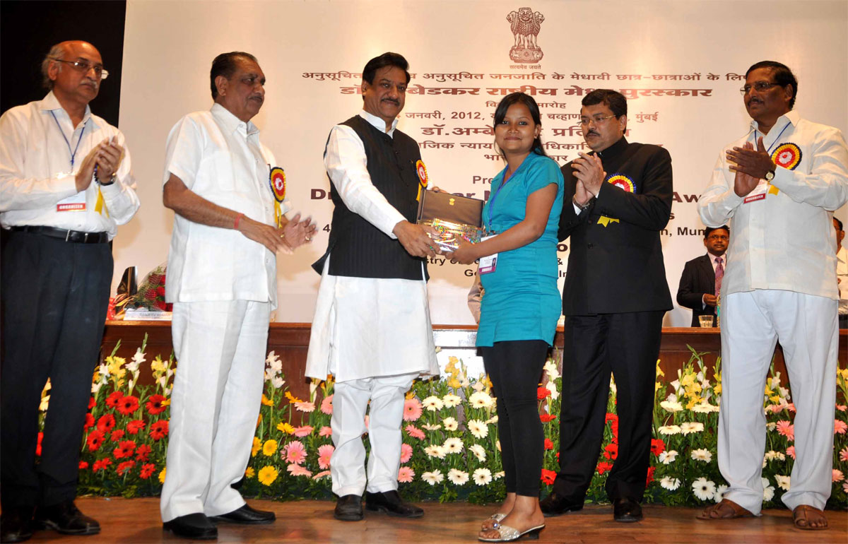 CHIEF MINISTER PRITHVIRAJ CHAVAN & UNION MINISTER OF SOCIAL JUSTICE MUKUL WASNIK DISTRIBUTES DR BABASAHEB NATIONALMERIT AWARD AT Y B CHAVAN HALL MUMBAI.