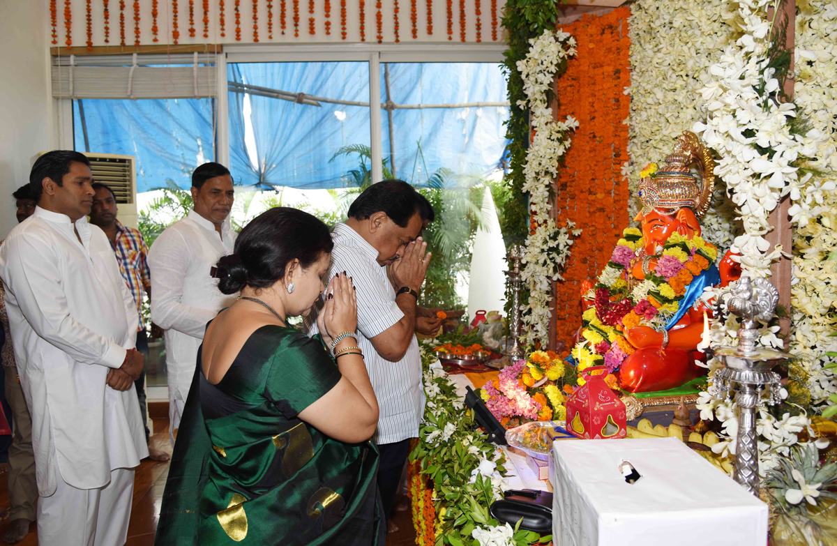 Ex Chief Minister Narayanrao Rane for Ganpati Bappa Darshan at Ex. Mumbai Congress President Kripashankar Singh Residence.