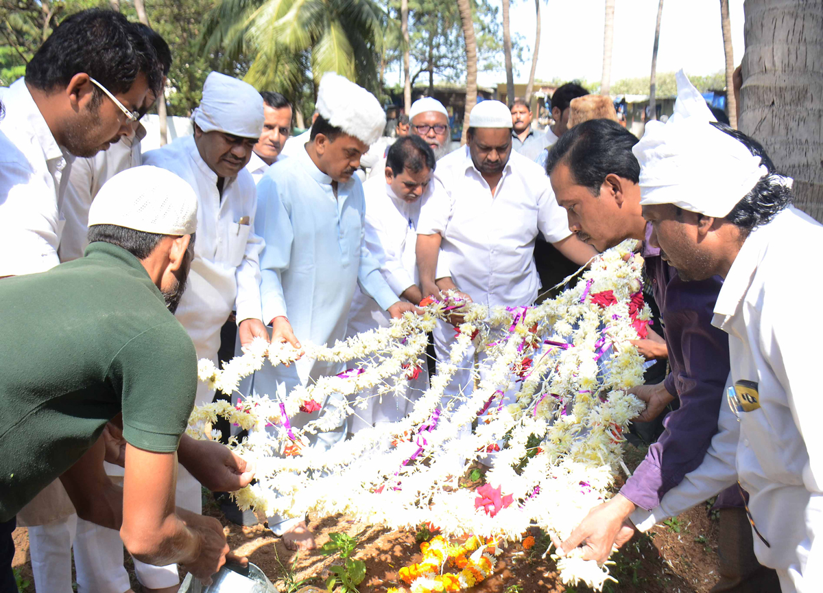 Mumbai Congress President Sanjay Nirupam Paying Tribute to Great Singer Late.Mohd.Rafi Saheb on his 91st Birth Anniversary at Juhu Tara Road Kabrastan.