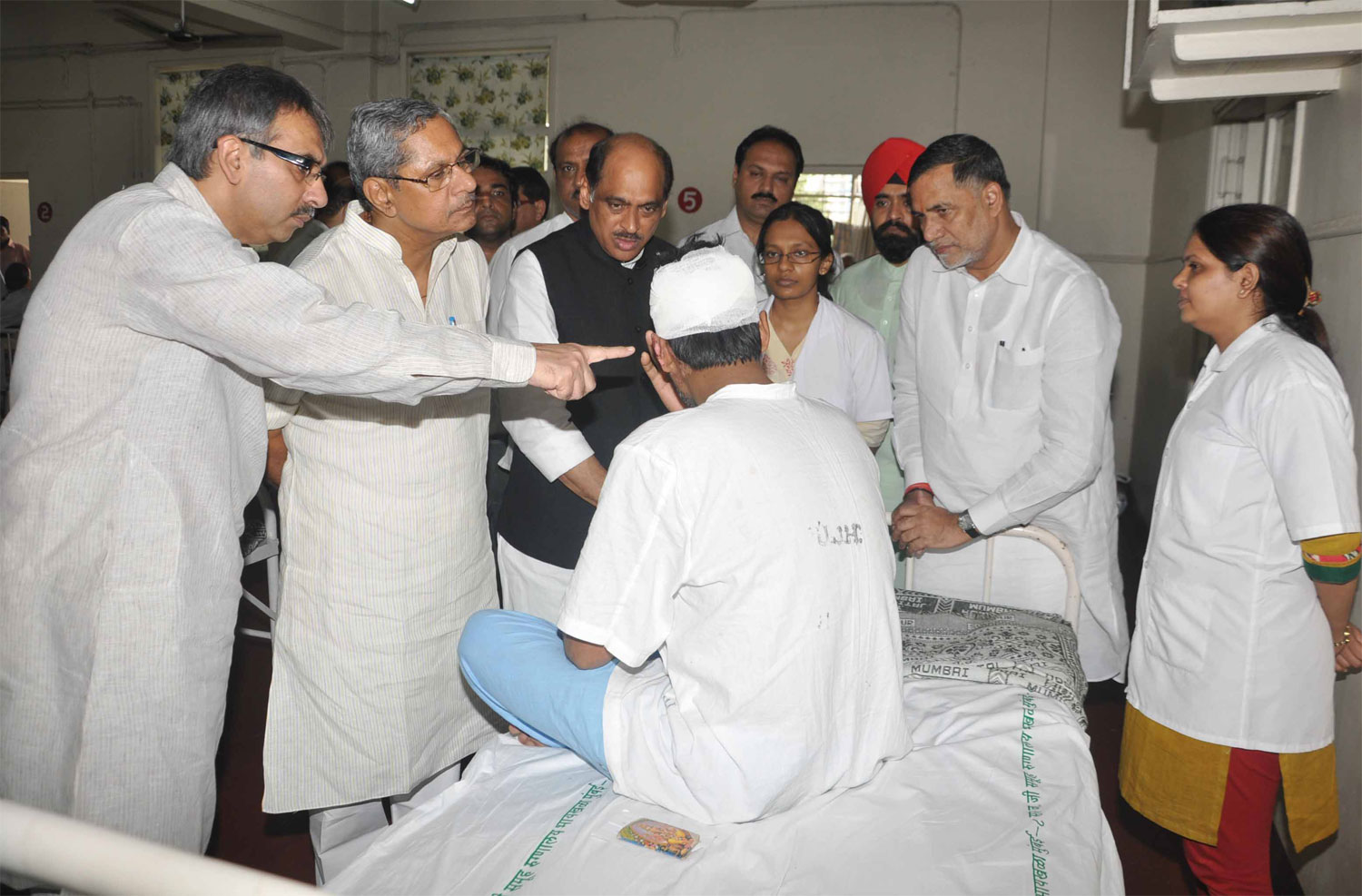 AICC SECRETARY & MAHARASHTRA IN CHARGE MOHAN PRAKASH, MPCC PRESIDENT MANIKRAO THAKRE & MRCC PRESIDENT KRIPASHANKAR SINGH VISITED J J HOSPITAL.