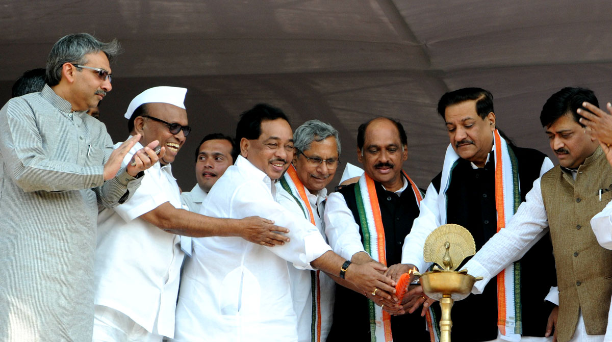 CHIEF MINSITER PRITHVIRAJ CHAVAN & ALL CONGRESS LEADER'S IN CONGRESS VACHANPURTI MELAWA ON 127th YEAR'S CONGRESS FOUNDATION DAY CELEBRATION AT SOMAIYA GROUND.