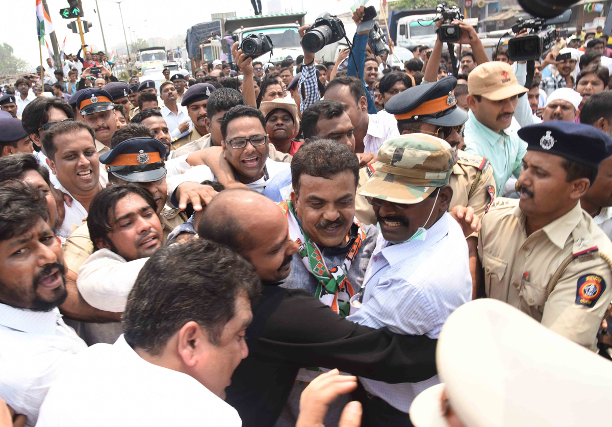 Mumbai Congress President Sanjay Nirupam with Team Protest against Dumping Ground issue at Deonar.