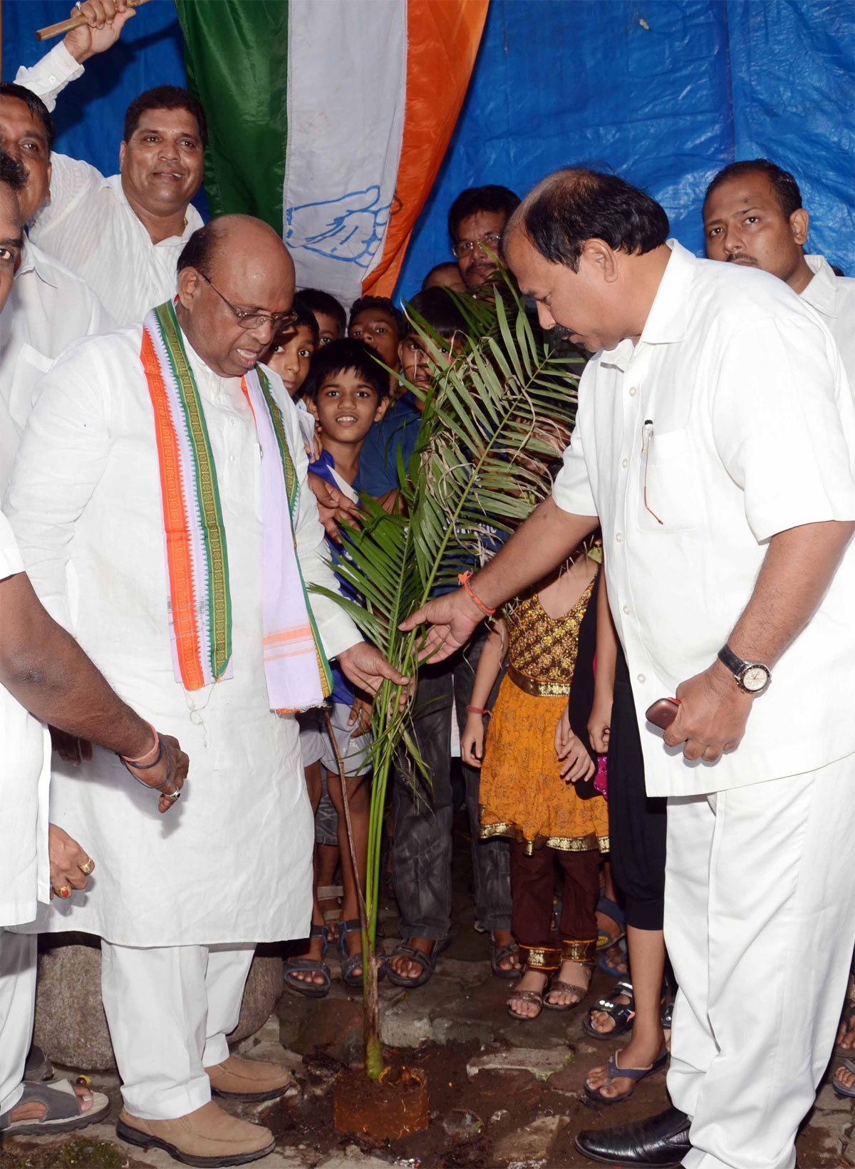 MP.EKNATH GAIKWAD & MLA KALIDAS KOLAMBKAR CELEBRATION AICC GEN. SECRETARY M.P.RAHUL GANDHI BIRTHDAY AT DADAR.