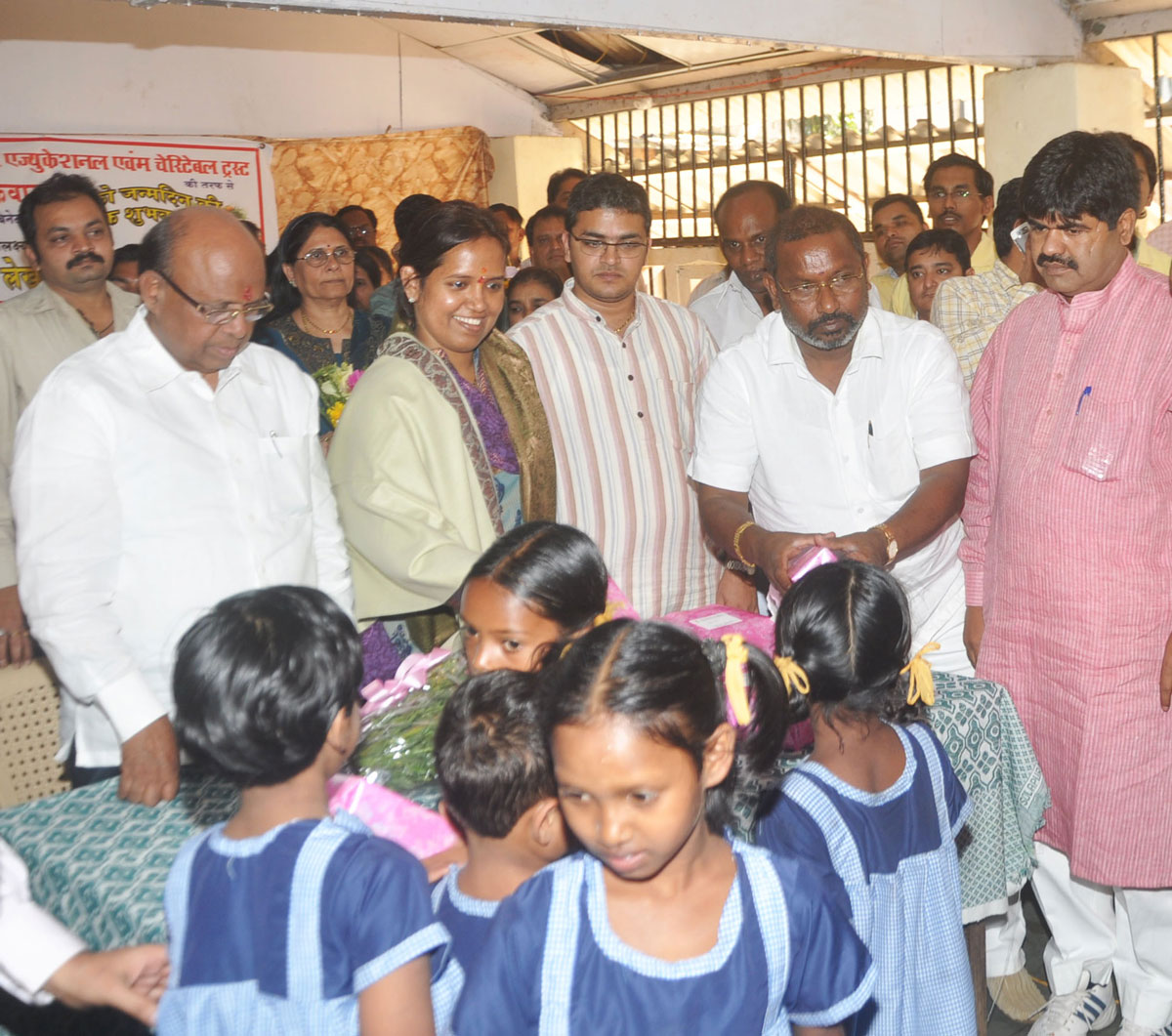 MINISTER VARSHAA TAI GAIKWAD BIRTHDAY CELEBRETED IN MUMBAI.