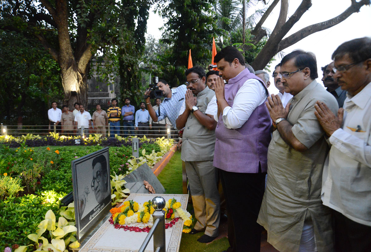 Chief Minister Devendra Phadnavis with Team at Dadar Shivaji Park.