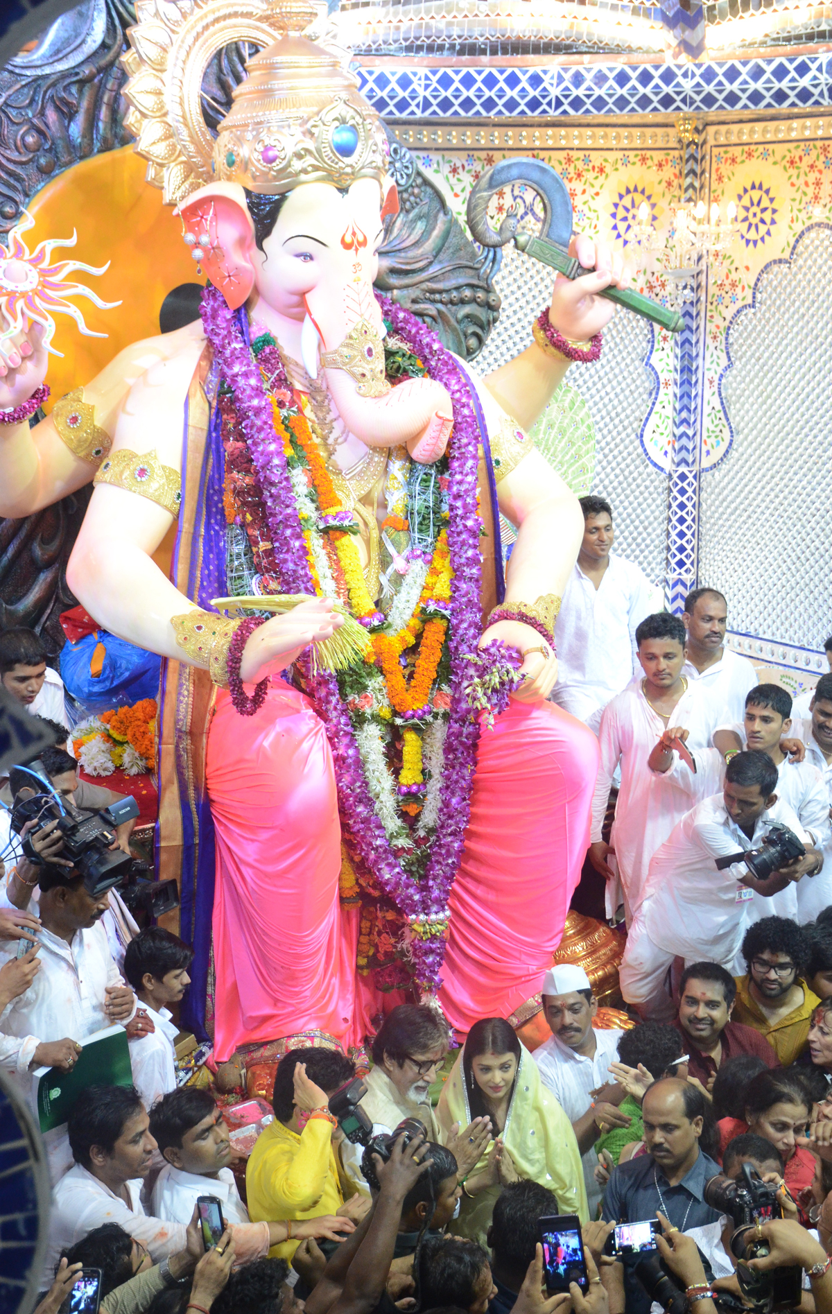 Super Star Amitabh Bachchan & Ashwarya Rai Bachchan For "Lal Baugh Raja" Ganpati Darshan.