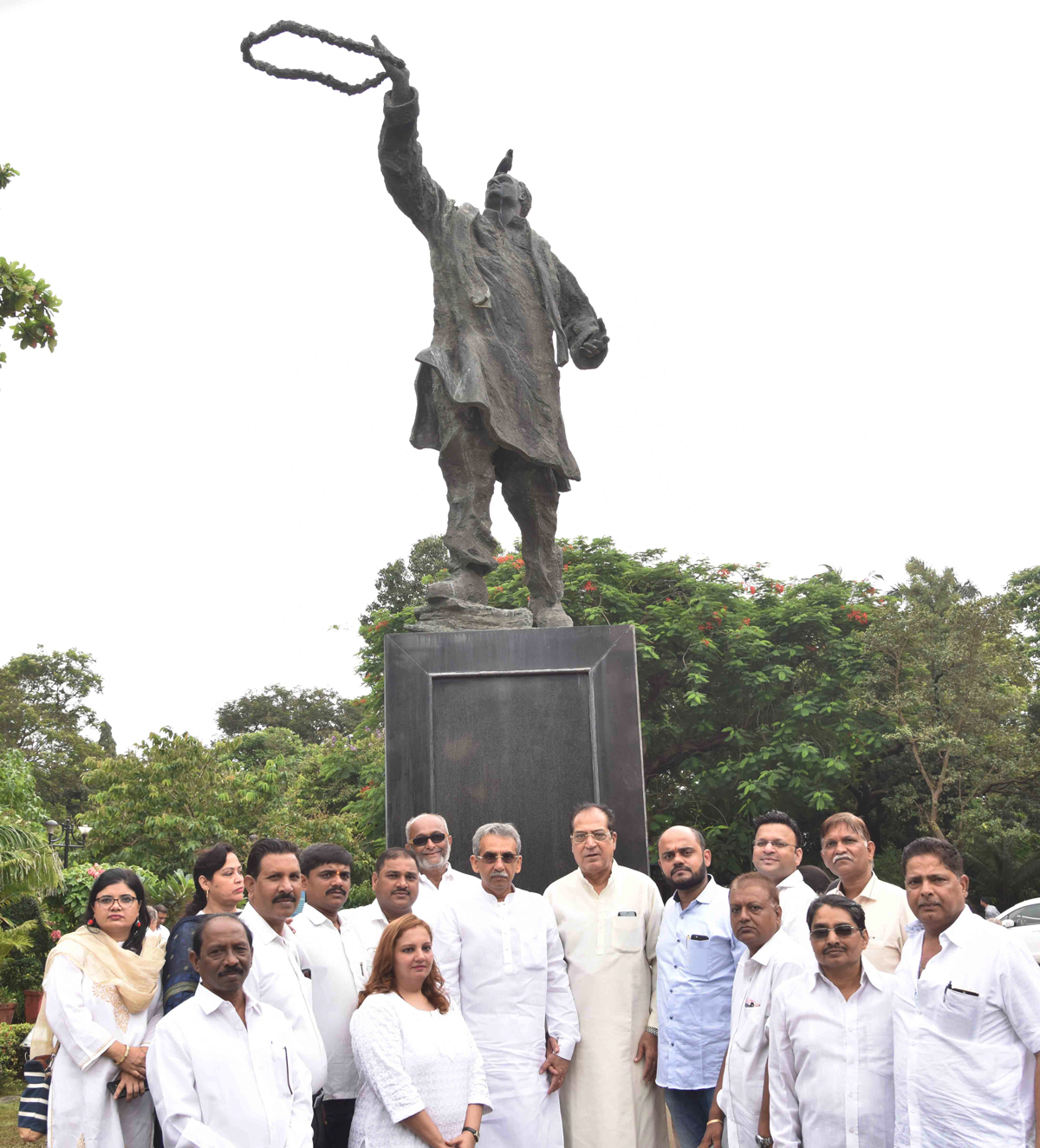 Mumbai Congress Party Leaders Paying Tribute to Bharat Ratna Former.Prime Minister Rajiv Gandhi on Birth Anniversary at Cooperage Ground.